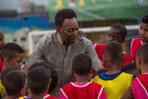 Pelé with kids at Rio de Janerio, 2014